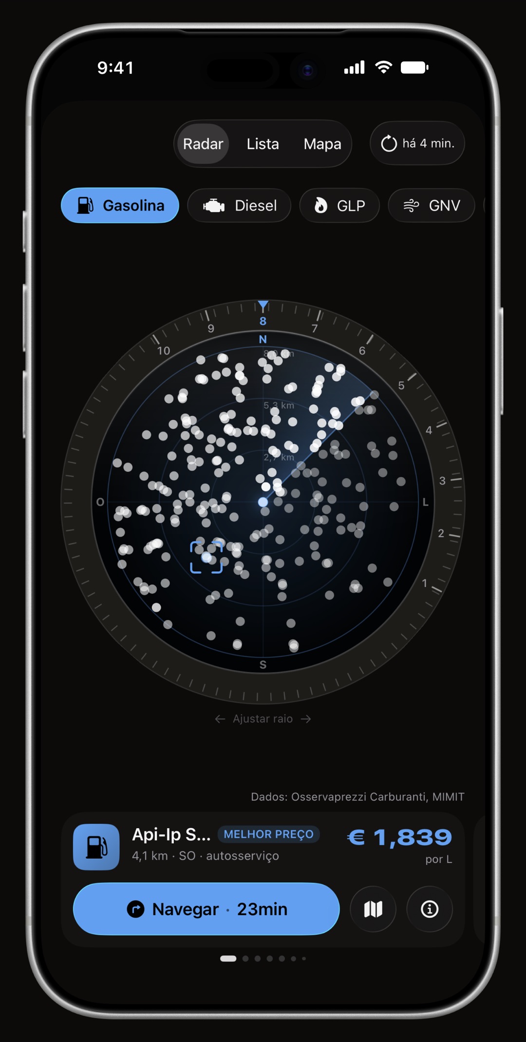 Radar de preços do WrenchTime no iPhone, com o anel, o cone de direção e o cartão do posto desenhados na cor de destaque: Azul gelo