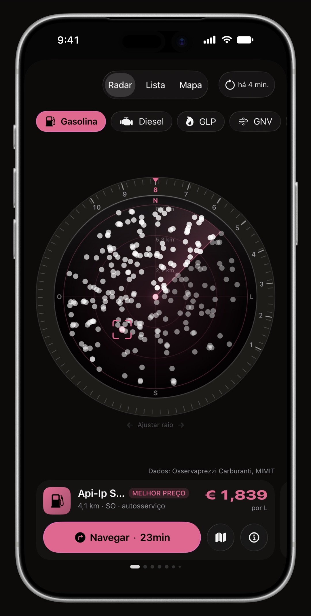 Radar de preços do WrenchTime no iPhone, com o anel, o cone de direção e o cartão do posto desenhados na cor de destaque: Magenta