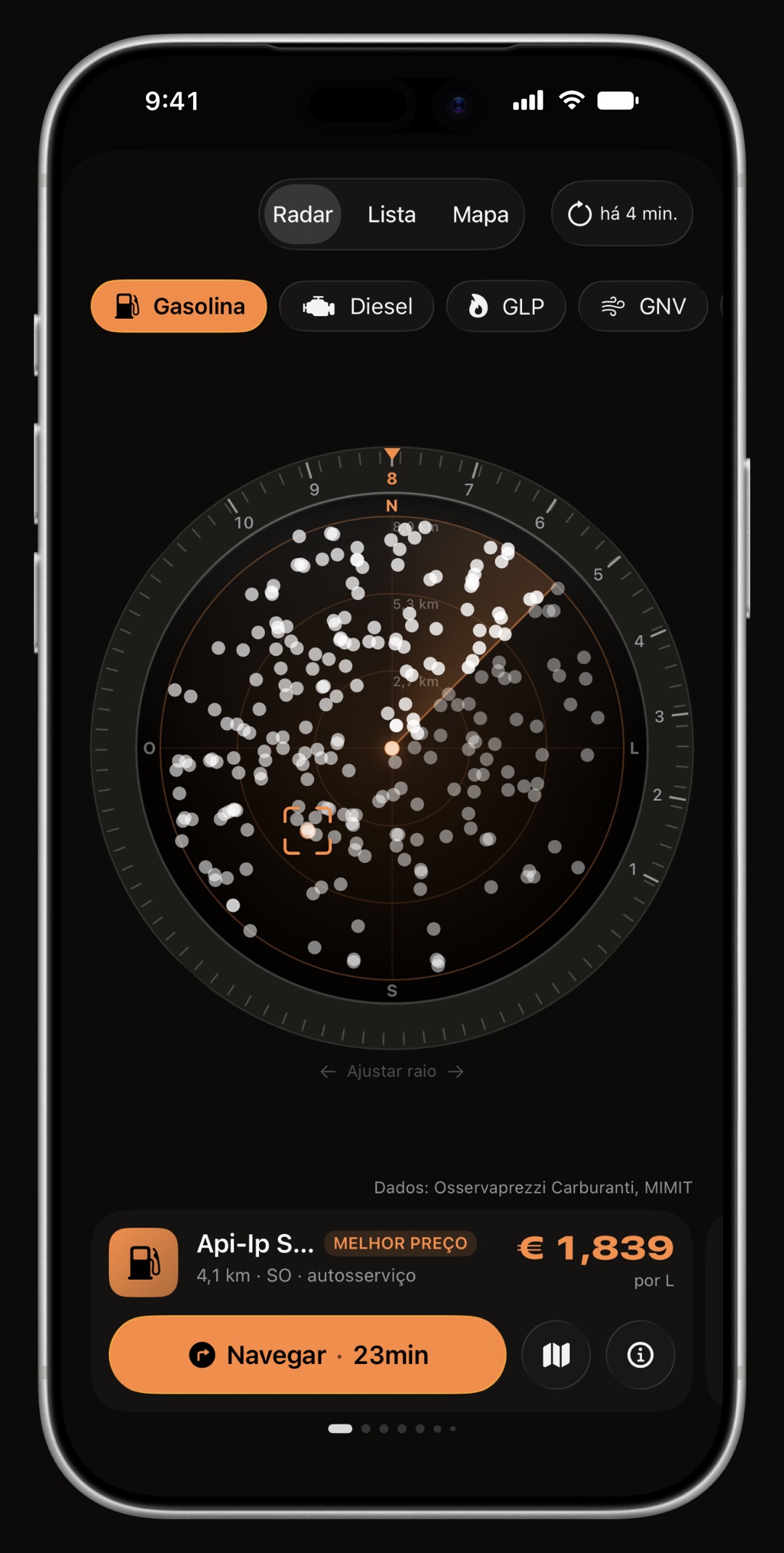 Radar de preços do WrenchTime no iPhone, com o anel, o cone de direção e o cartão do posto desenhados na cor de destaque: Laranja poente