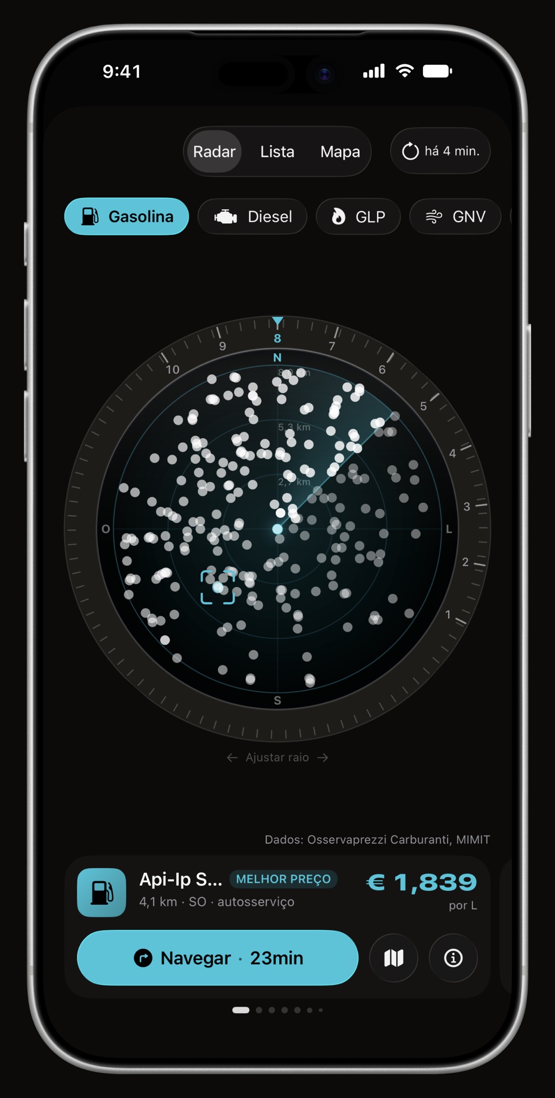 Radar de preços do WrenchTime no iPhone, com o anel, o cone de direção e o cartão do posto desenhados na cor de destaque: Verde-azulado