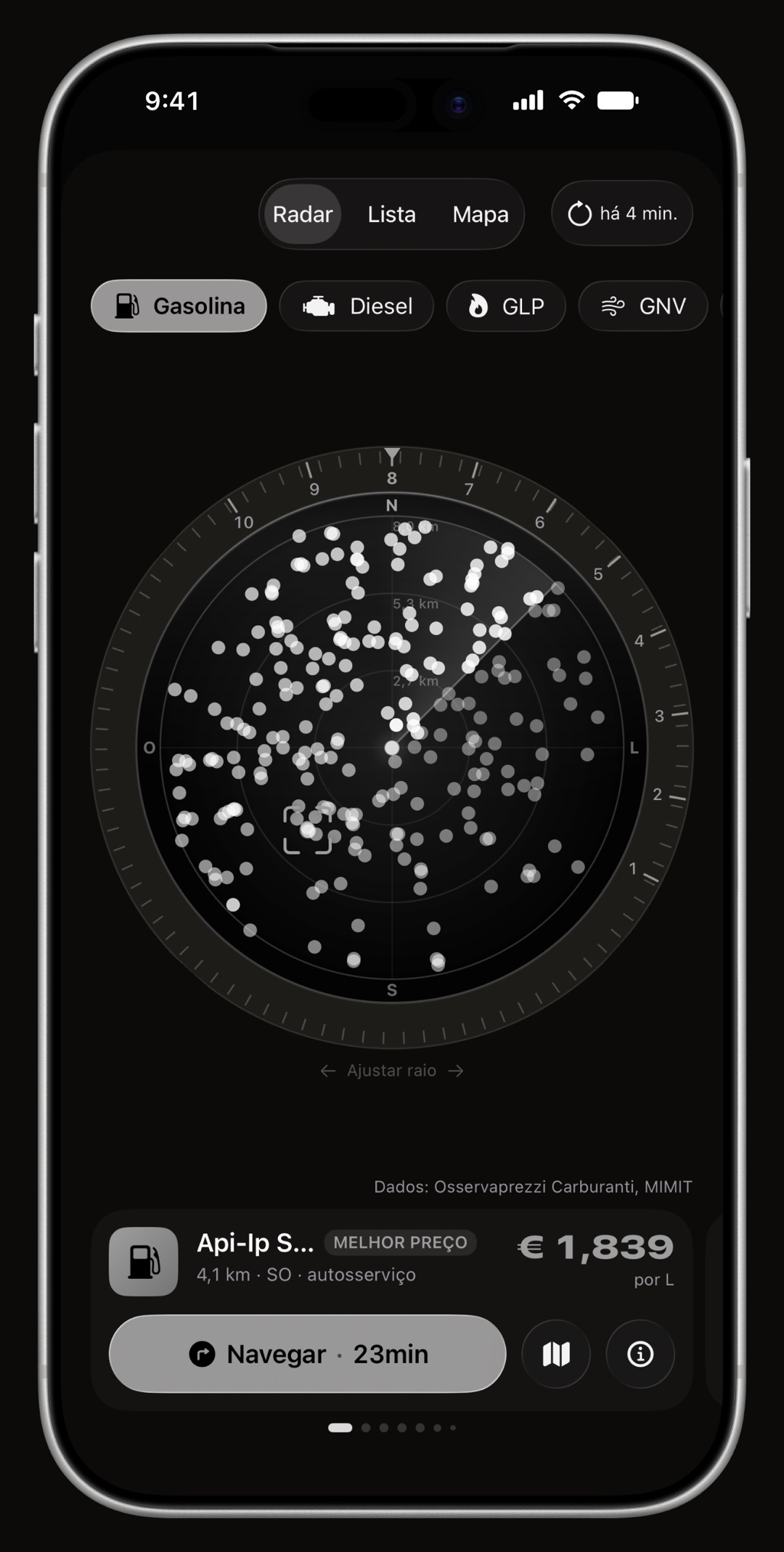 Radar de preços do WrenchTime no iPhone, com o anel, o cone de direção e o cartão do posto desenhados na cor de destaque: Titânio