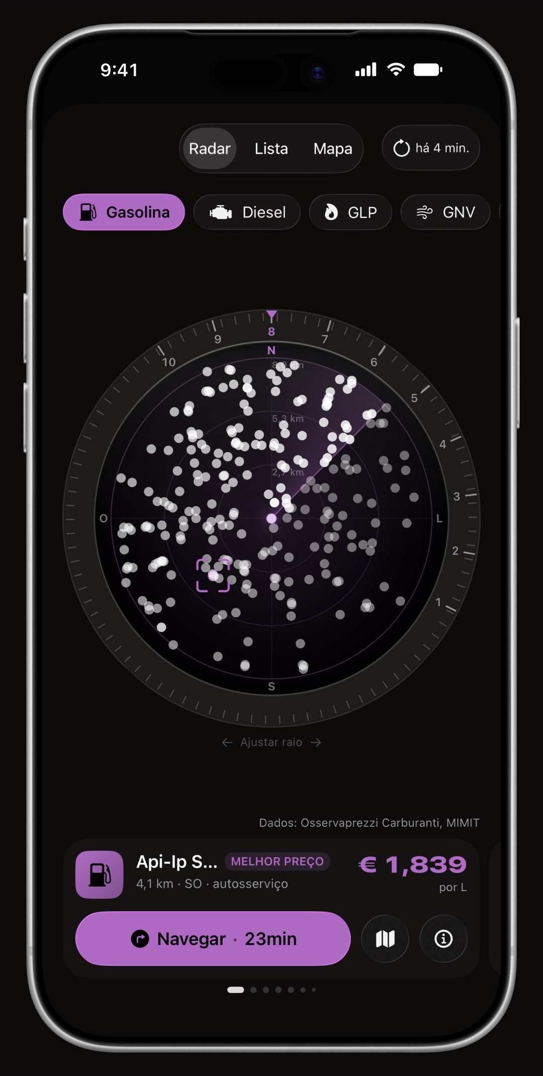 Radar de preços do WrenchTime no iPhone, com o anel, o cone de direção e o cartão do posto desenhados na cor de destaque: Violeta